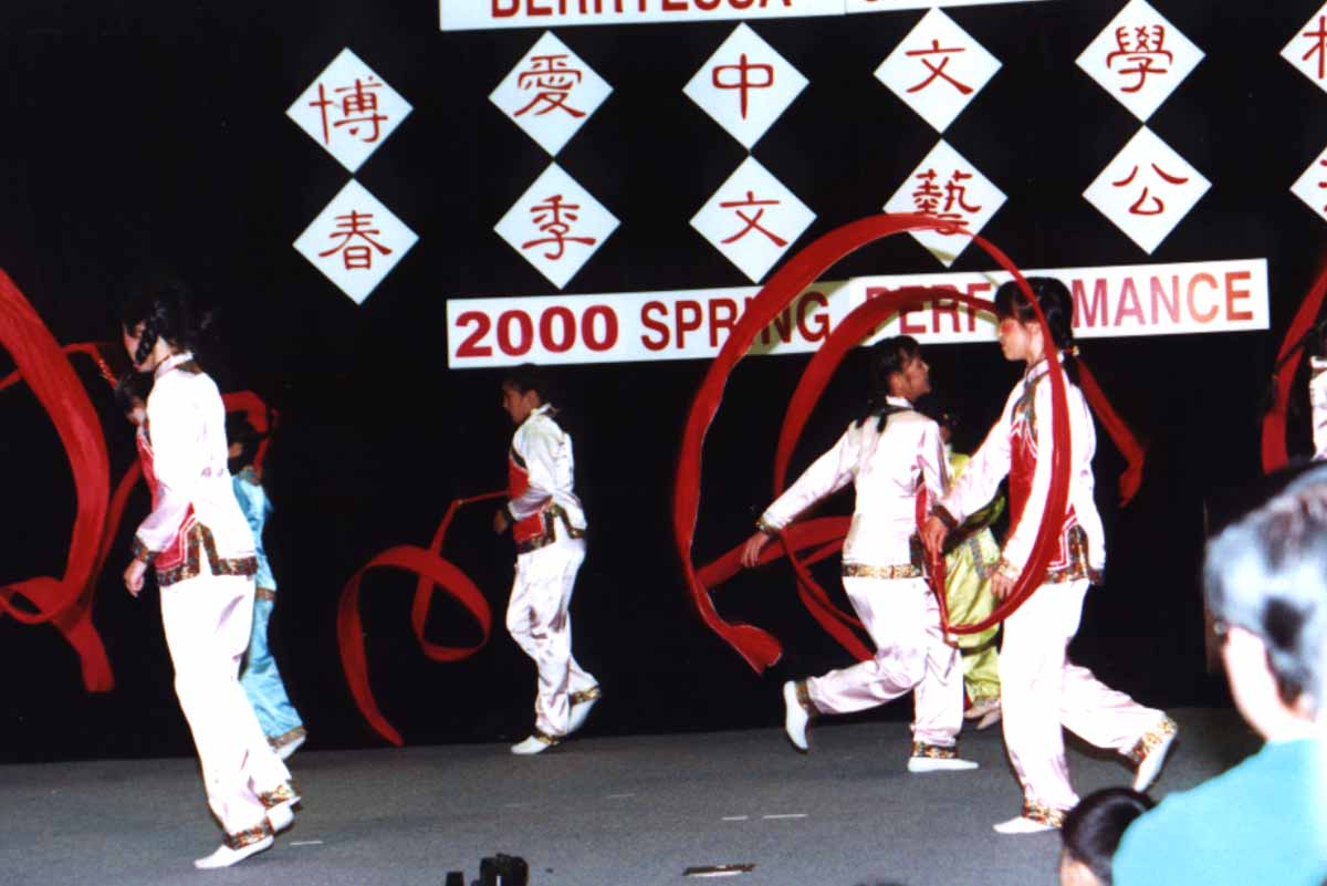 2000SP-dance5.jpg - 54270 Bytes