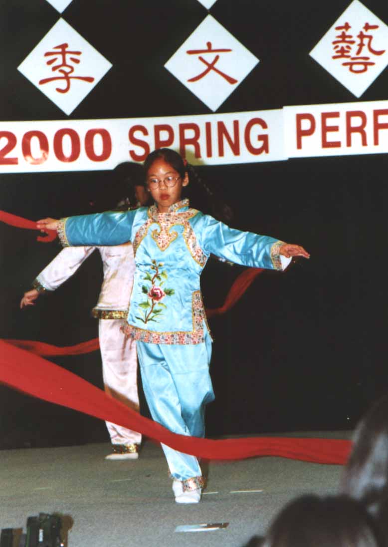 2000SP-dance6.jpg - 41309 Bytes